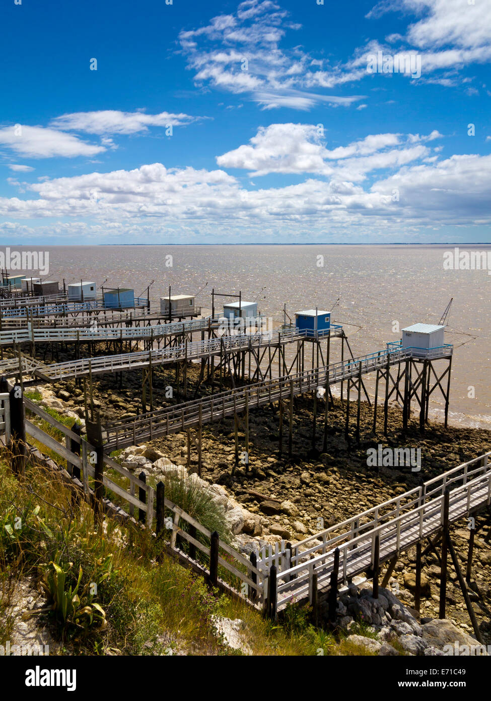 La pesca di capanne su palafitte sull estuario Gironde vicino al villaggio di Talmont Sur Gironde nel Charente-Maritime area del sud ovest della Francia Foto Stock