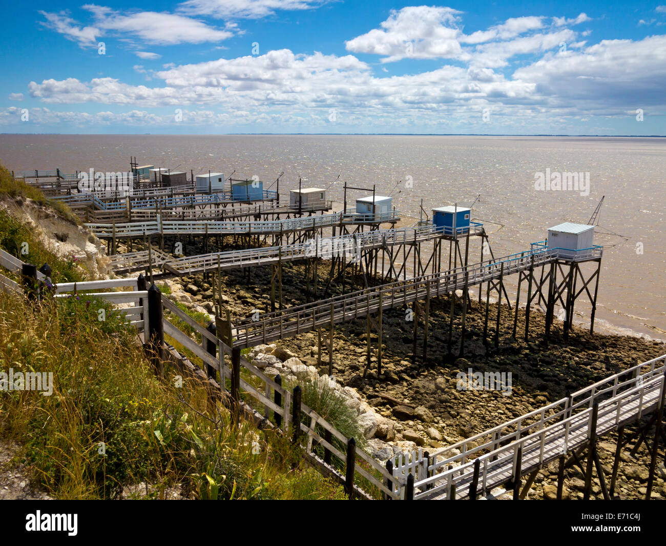 La pesca di capanne su palafitte sull estuario Gironde vicino al villaggio di Talmont Sur Gironde nel Charente-Maritime area del sud ovest della Francia Foto Stock