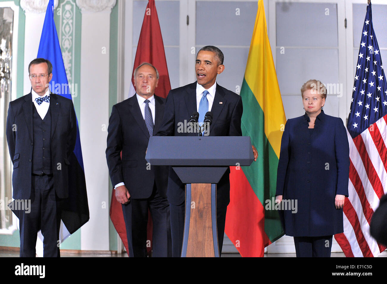 Tallinn, Estonia. 3 Sep, 2014. Stati Uniti Il presidente Barack Obama (seconda R) parla a fianco il Presidente estone Toomas Hendrik Ilves (1L), il Presidente lettone Andris Berzins (2 L) e Presidente lituano Dalia Grybauskaite dopo le riunioni a Tallinn, Estonia, Sett. 3, 2014. Stati Uniti Il presidente Barack Obama è arrivato Tallinn inizio mercoledì per dodici ore di visita in Estonia. Durante la sua visita, Obama si è incontrato con il presidente estone Toomas Hendrik Ilves, Primo Ministro Taavi Roivas, nonché presidente lettone Andris Berzins e Presidente lituano Dalia Grybauskaite. Credito: Viktor Vesterinen/Xinhua/Alamy Live Foto Stock