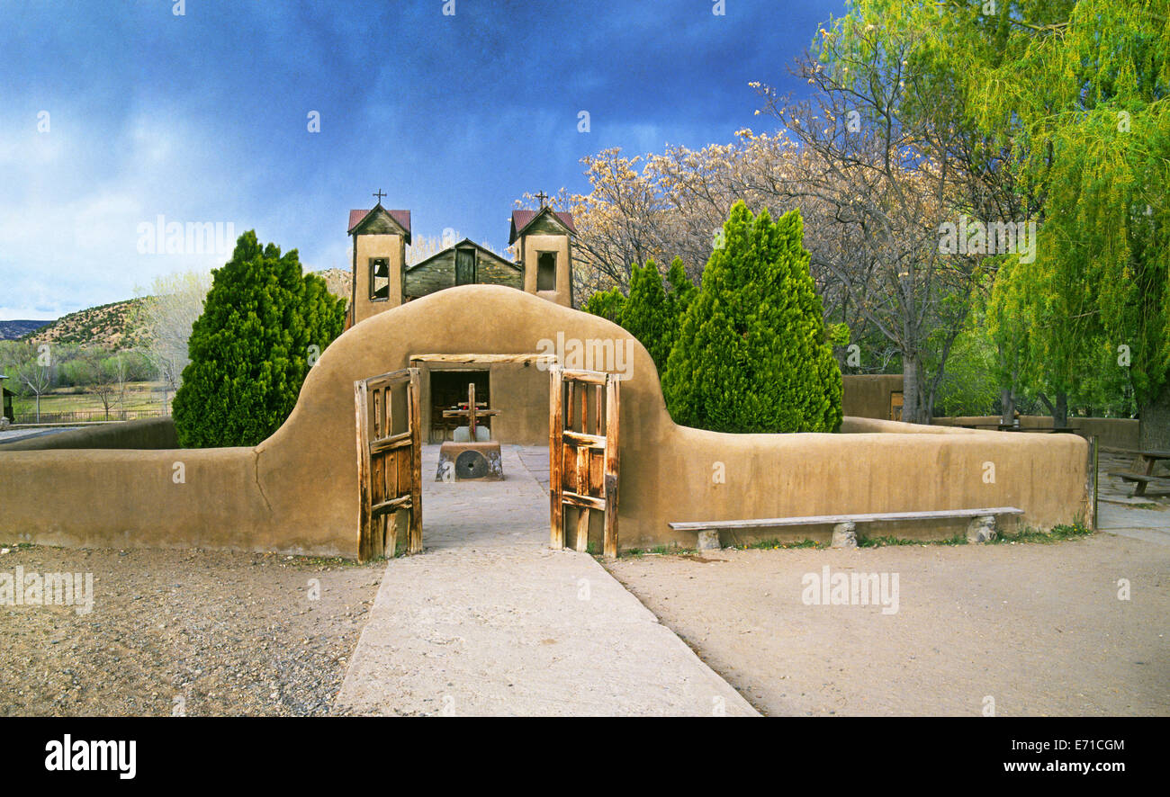 Il Santuario De Chimayo santuario, Cappella e Chiesa, nella città di Chimayo, Nuovo Messico, lungo la strada maestra per Taos. Foto Stock