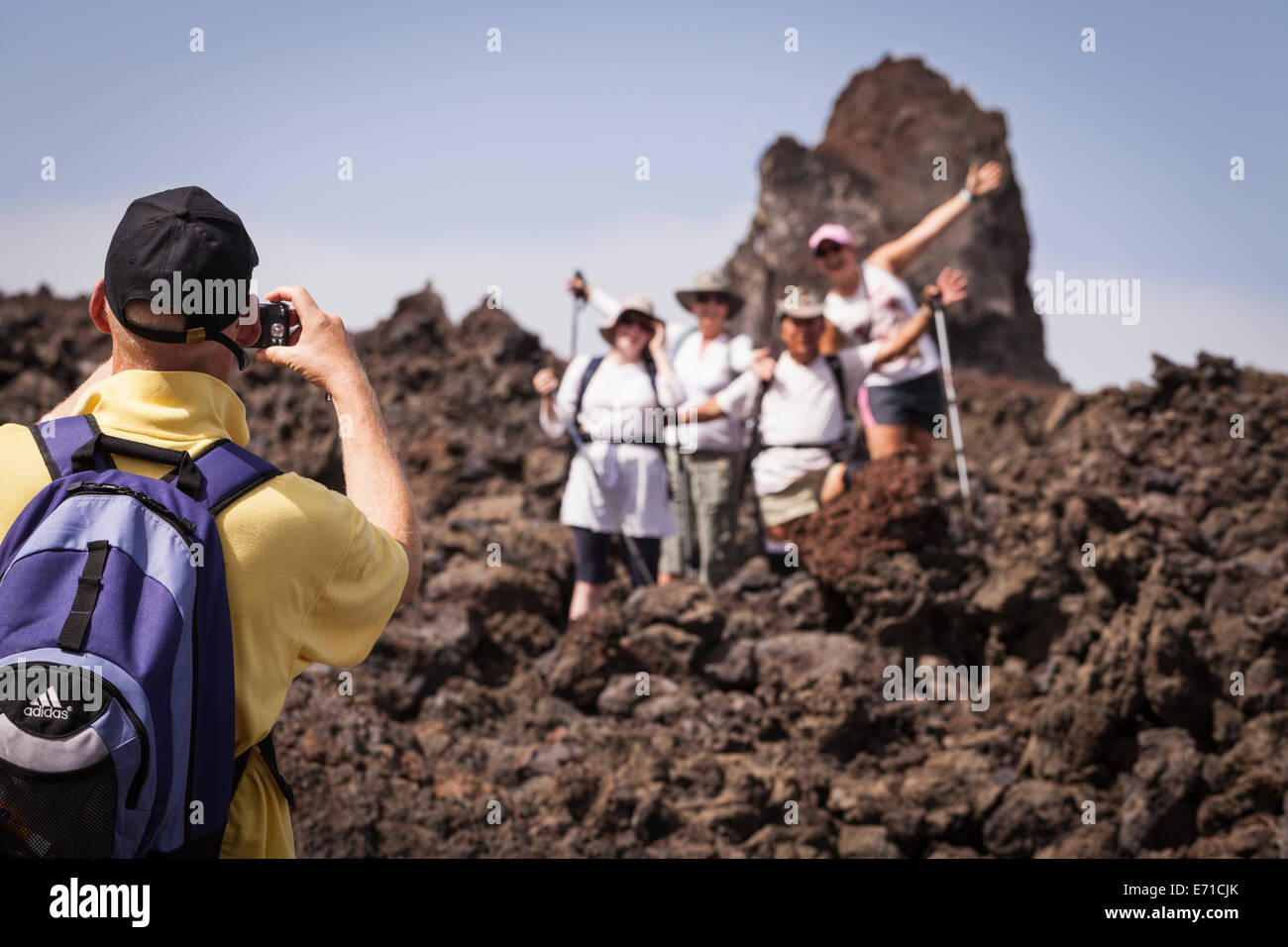 Foto di gruppo di escursionisti sul campo lavico dal 1909 eruzione, Chinyero, Isole Canarie, Spagna. Foto Stock