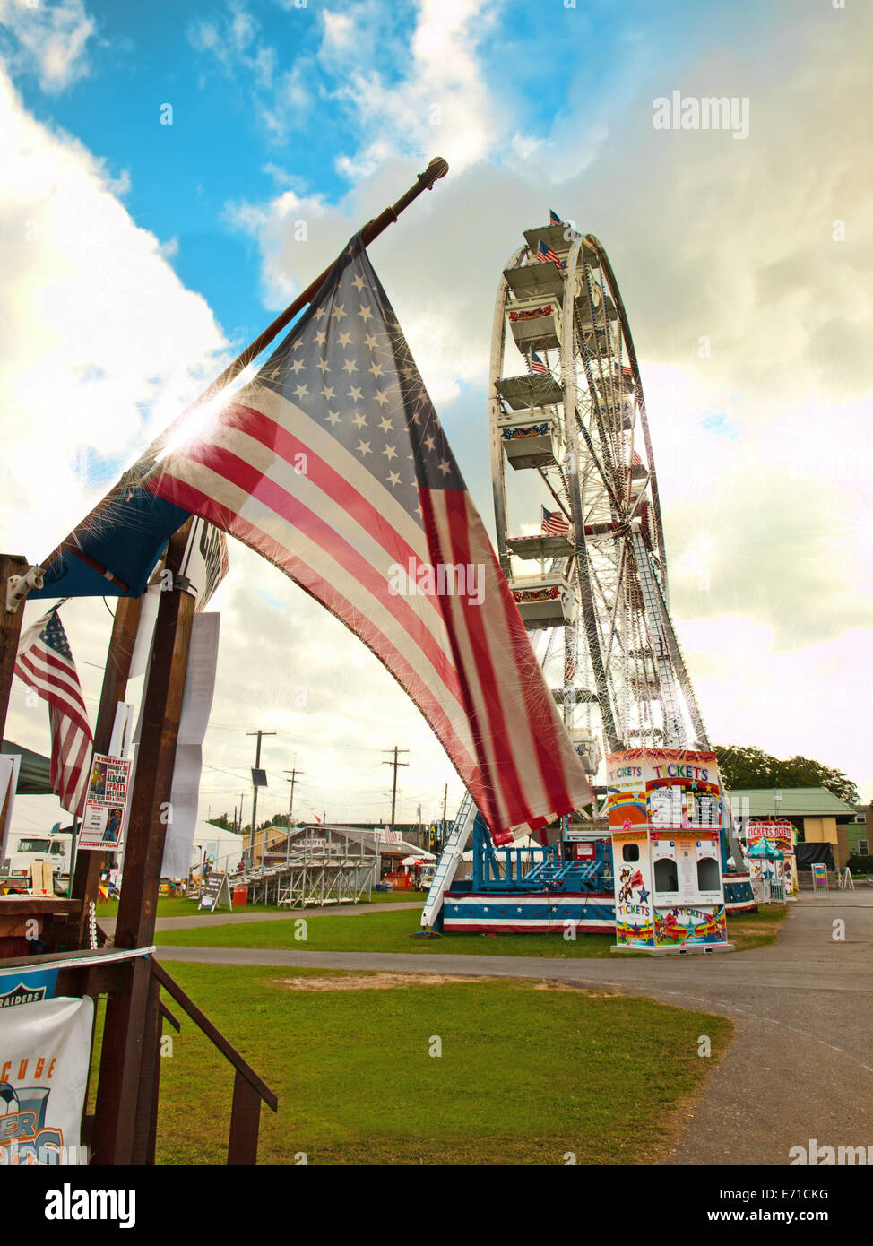 Bandiera americana e la ruota panoramica Ferris Foto Stock