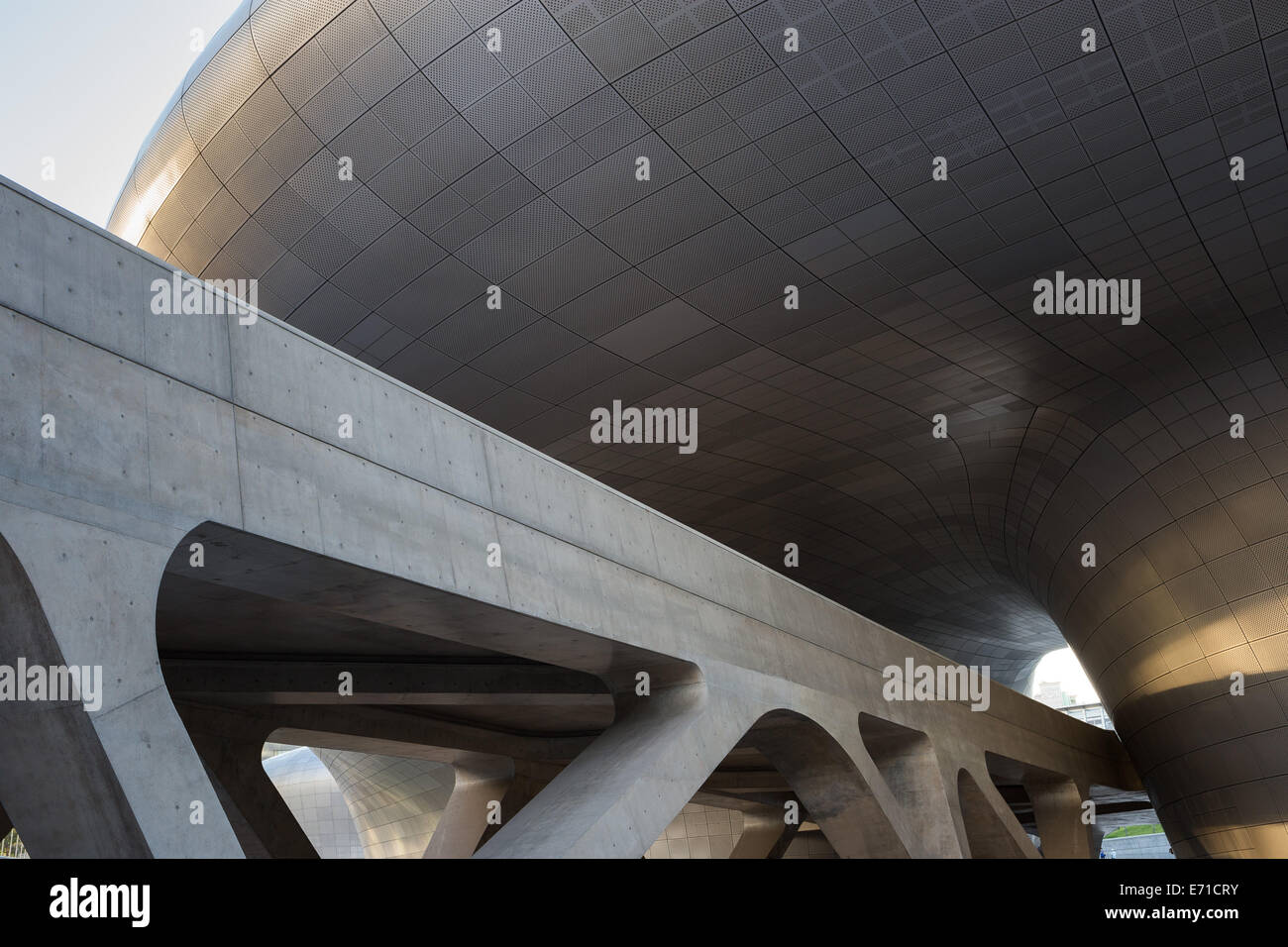 Progettazione di Dongdaemun Plaza, dall'architetto Zaha Hadid. Seoul, Corea del Sud. Foto Stock