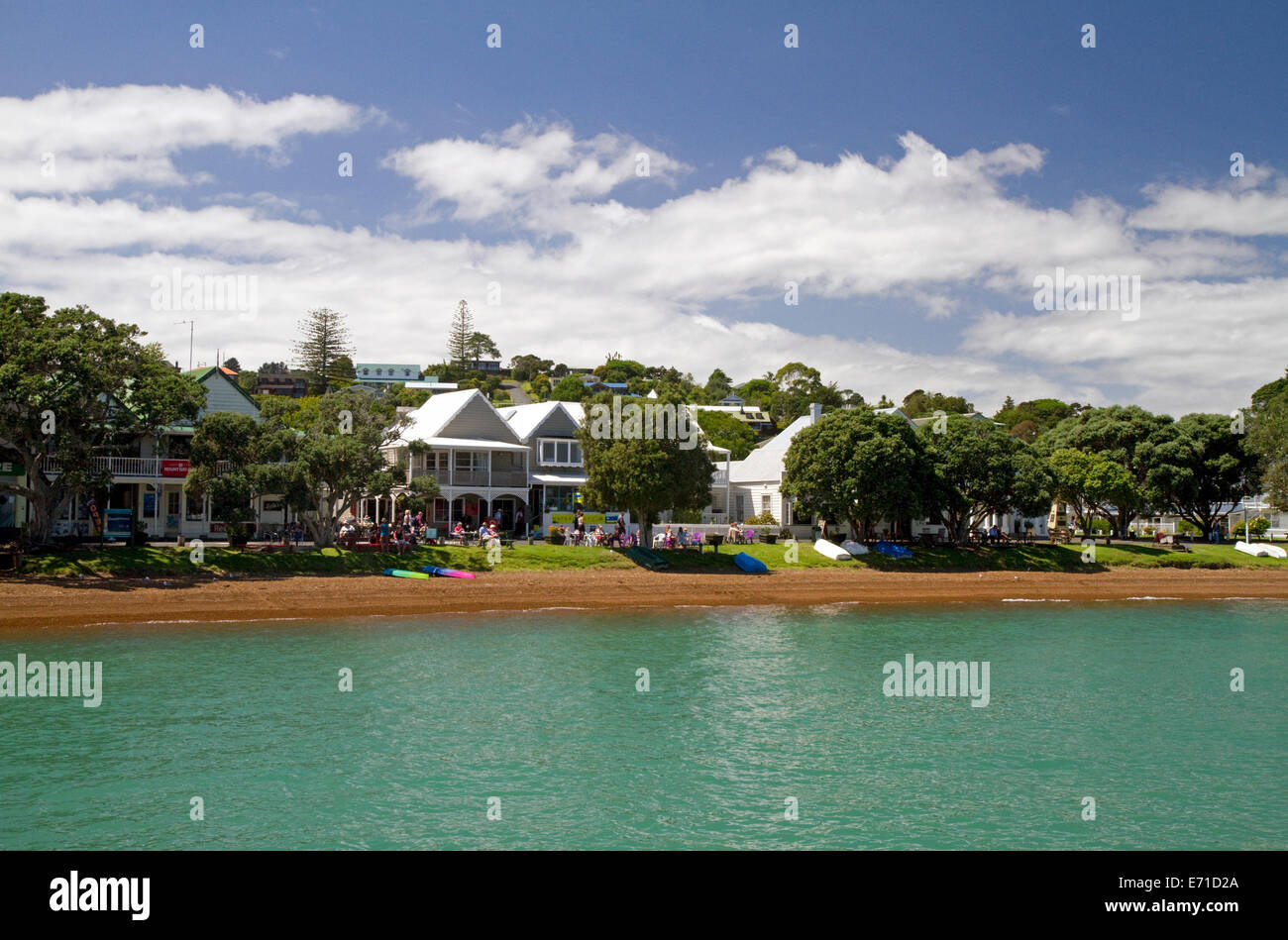 Le case sono state costruite lungo la Baia delle Isole nella cittadina di Russell, Isola del nord, Nuova Zelanda. Foto Stock
