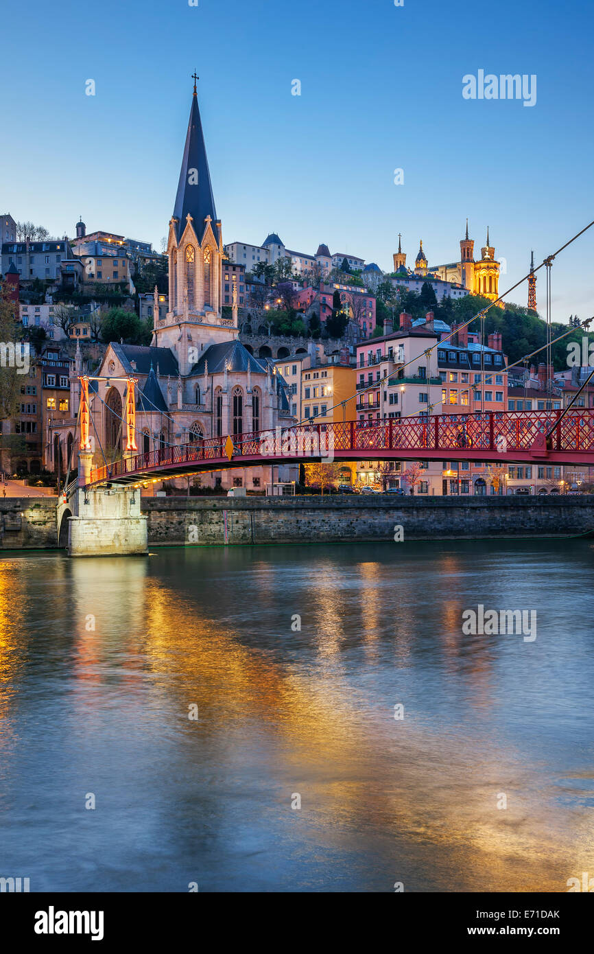 Vista verticale di Lione con il fiume Saone di notte Foto Stock