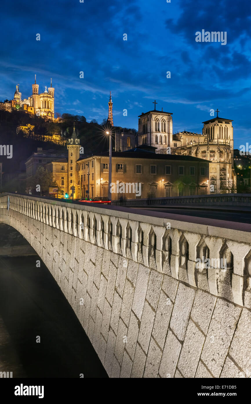 Vista notturna dalla città di Lione vicino alla cattedrale di Fourviere e fiume Saone Foto Stock