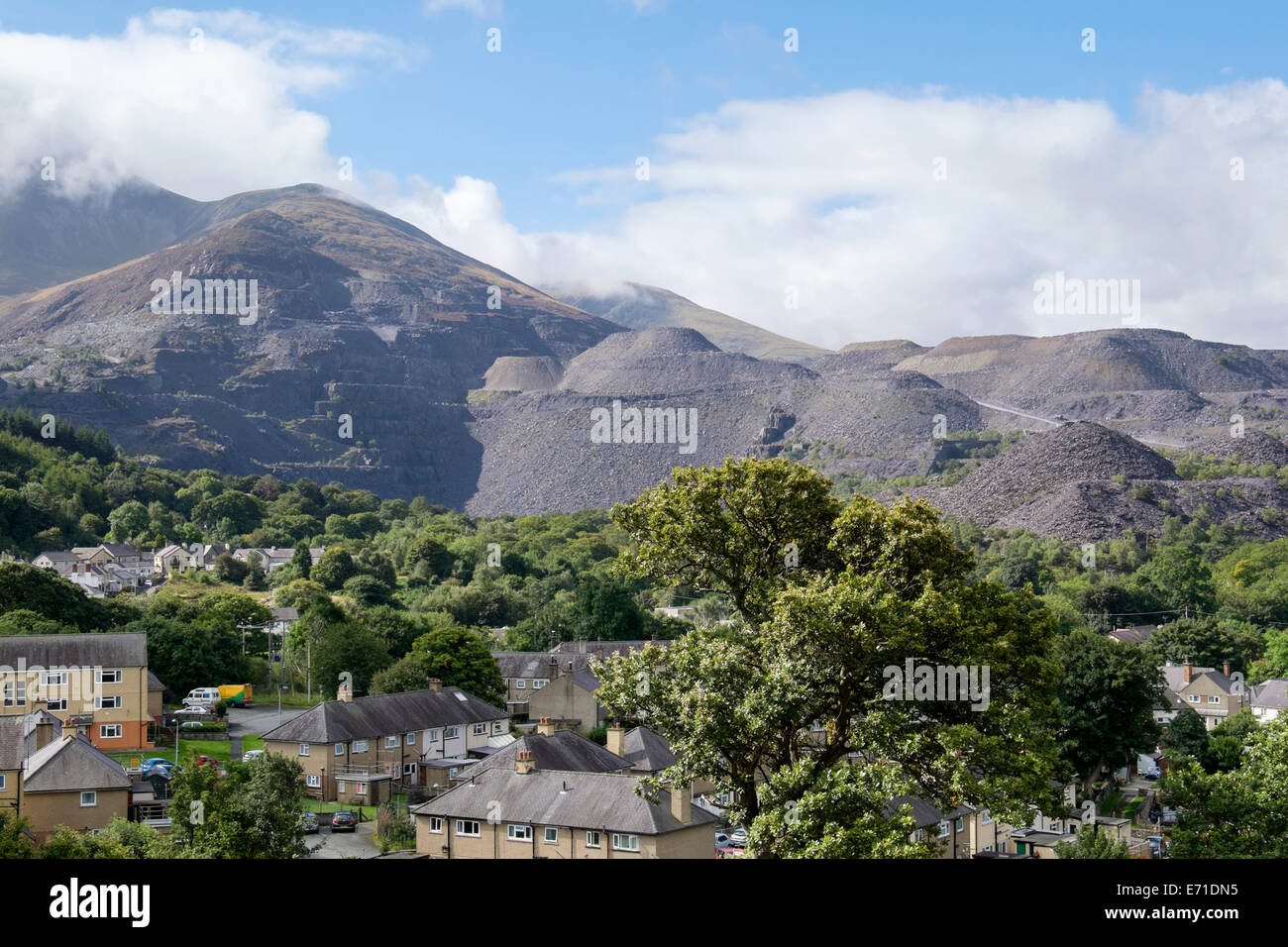 Paesaggio industriale con Penrhyn cava di ardesia e rovinare i mucchi sopra case in città sul bordo del Parco Nazionale di Snowdonia Gwynedd Bethesda North Wales UK Foto Stock