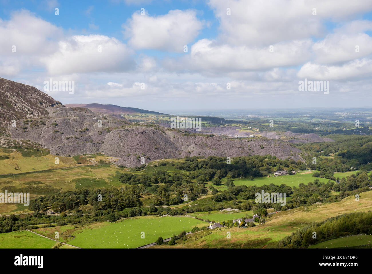 Vista dalle colline sopra Nant Ffrancon valley in Snowdonia per Penrhyn cava di ardesia cumuli bottino vicino a Bethesda Gwynedd North Wales UK Foto Stock