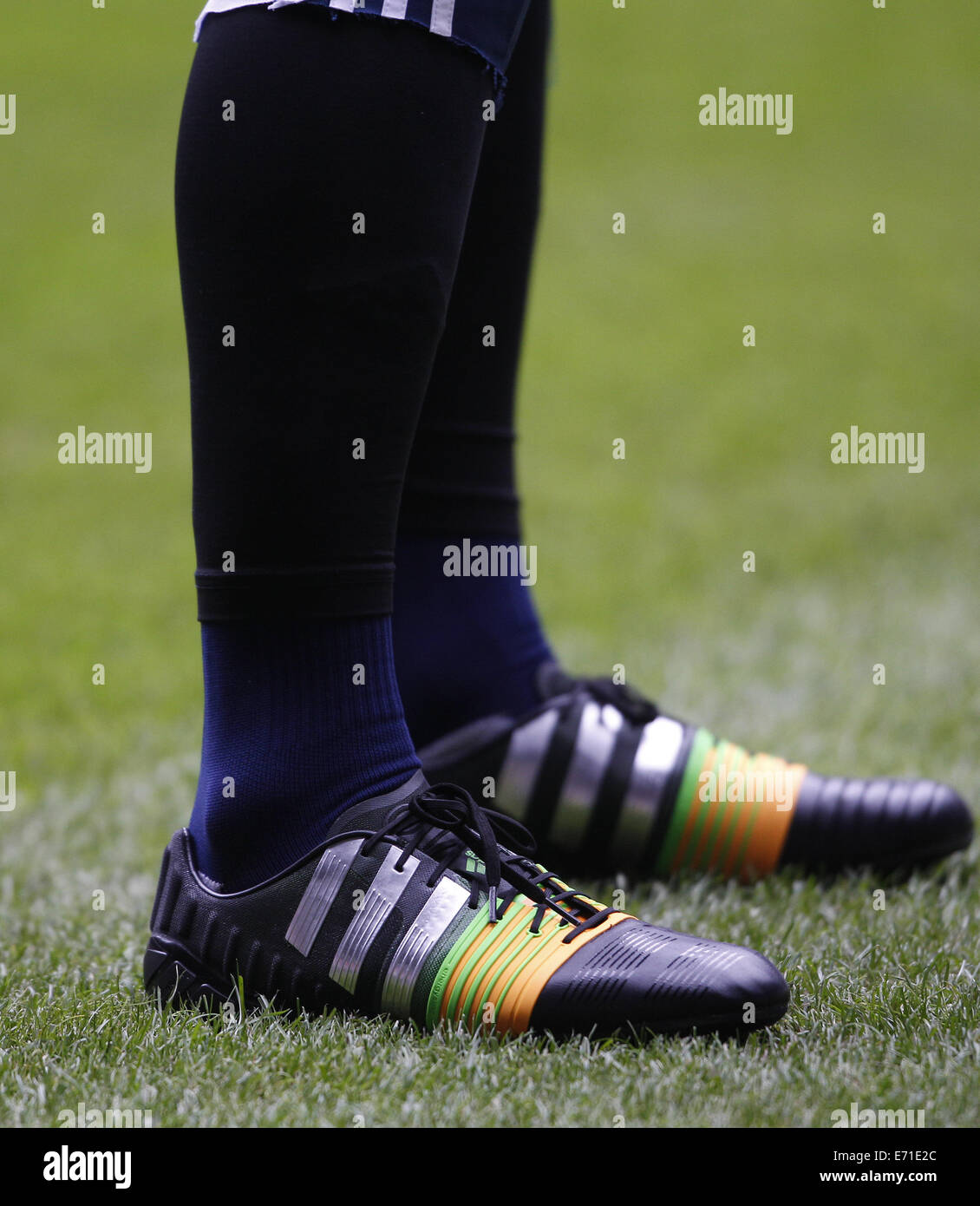 Le scarpe del portiere Manuel Neuer sono illustrati la formazione del  tedesco della nazionale di calcio a Duesseldorf in Germania, 02 settembre  2014. La Germania svolge contro l'Argentina a Duesseldorf il 03
