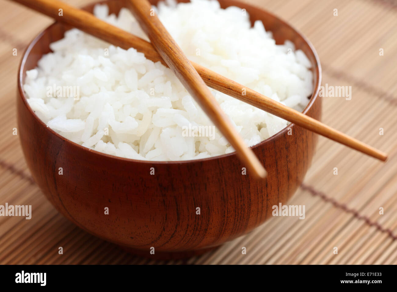 Ciotola di riso e bastoncini sul tovagliolo di bambù. Primo piano Foto  stock - Alamy