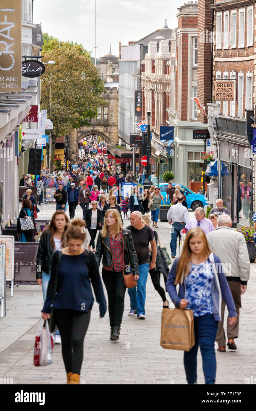 Persone che fanno shopping; acquirenti su una Lincoln High Street affollata che guarda verso Stonebow Gate, Lincoln UK Foto Stock