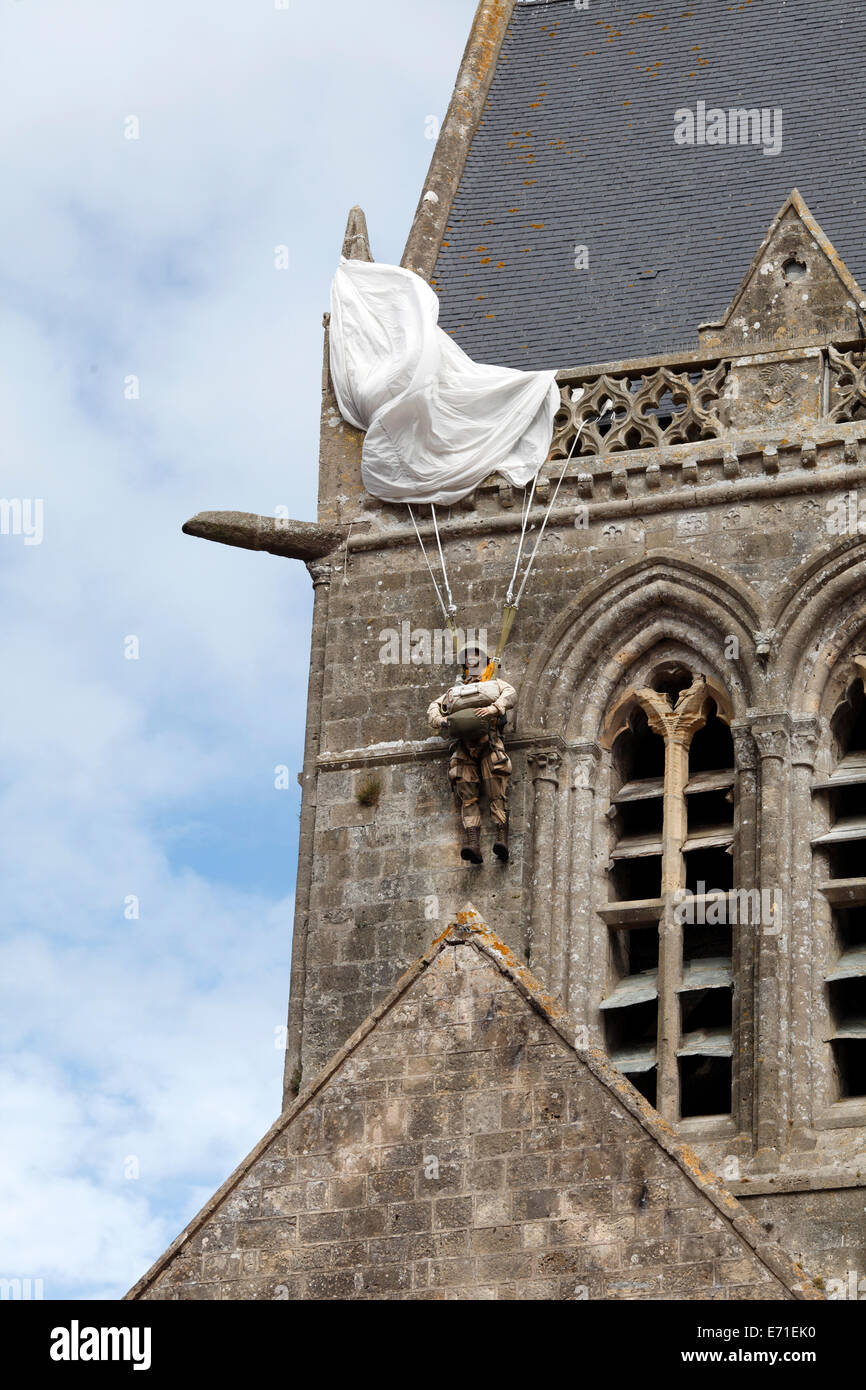 Monumento a Giovanni Steele sulla guglia di Sainte Mere Eglise chiesa, Normandia, Francia. Foto Stock