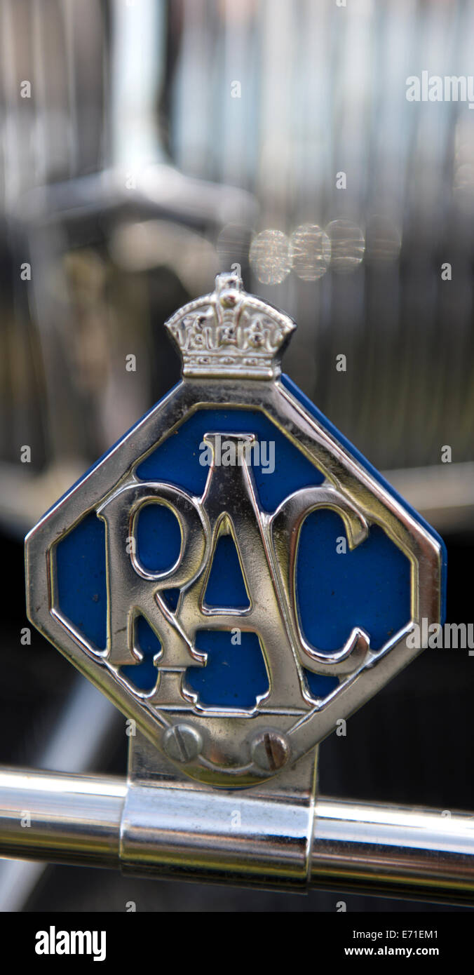 Close up del RAC badge su un auto d'epoca sul display a Edenbridge e Oxted spettacolo agricolo Foto Stock