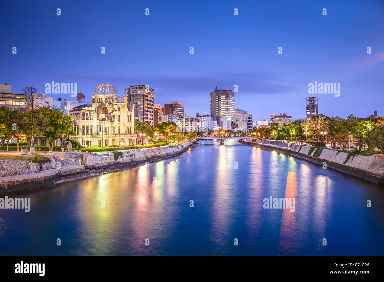 Hiroshima, Giappone skyline della città sul fiume Otagawa e Parco del Memoriale della Pace. Foto Stock