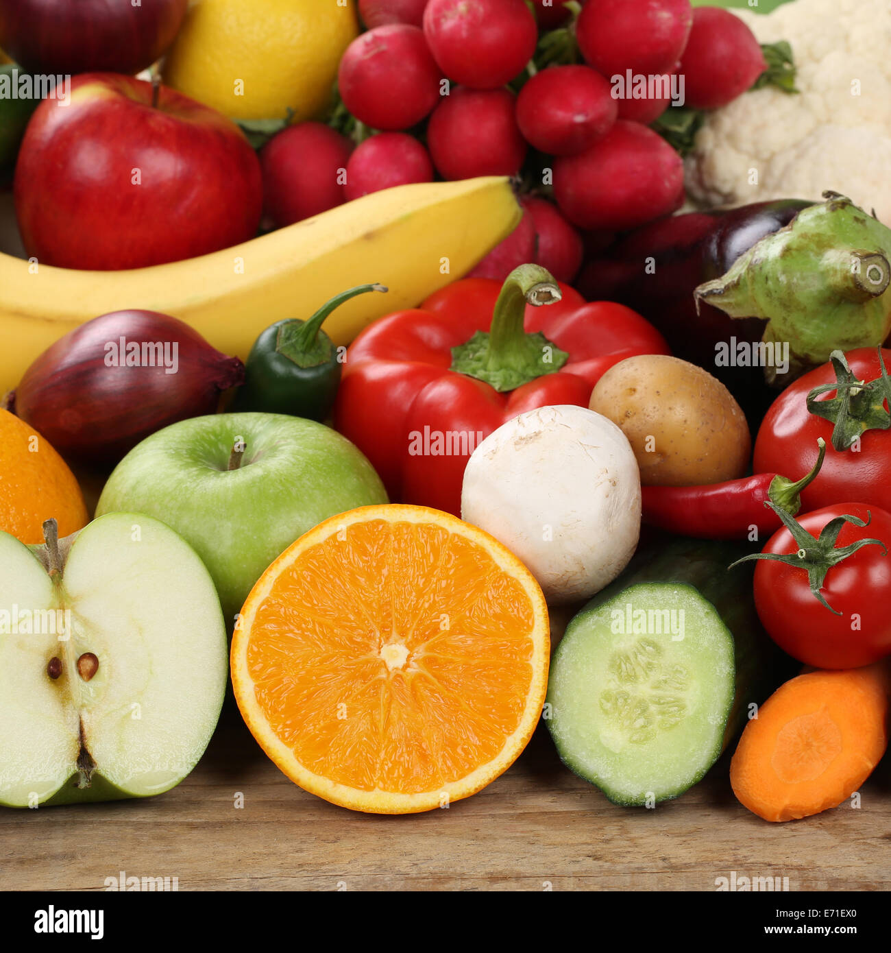 Mangiare sano fette di frutta e verdura come mele e arance Foto Stock