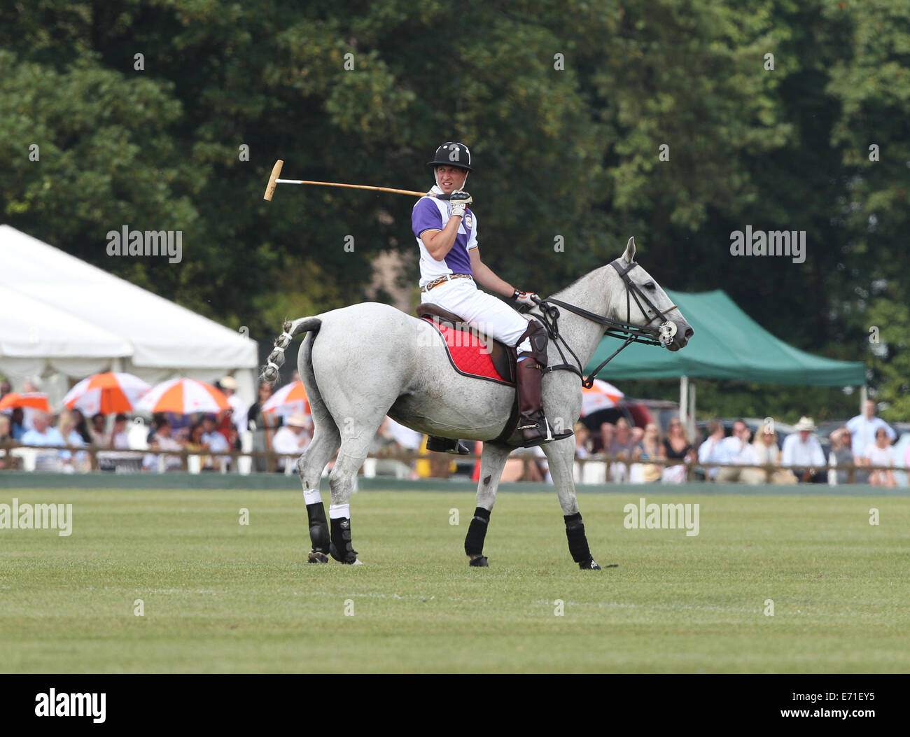 Il principe William, il Duca di Cambridge gioca in una carità polo torneo a Cirencester Polo Club, Cirencester. Foto Stock