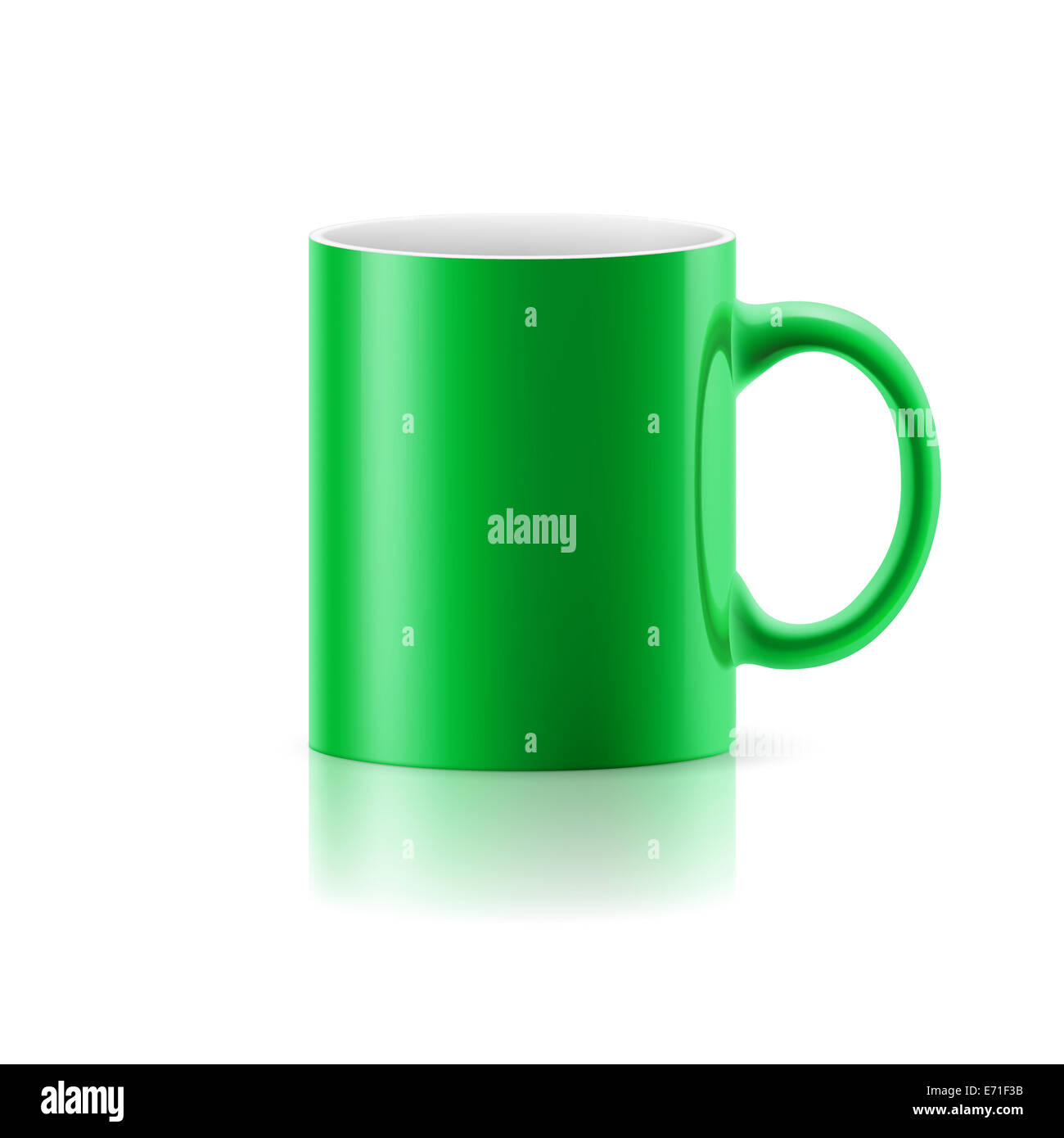 Green mug in ceramica su sfondo bianco. Foto Stock