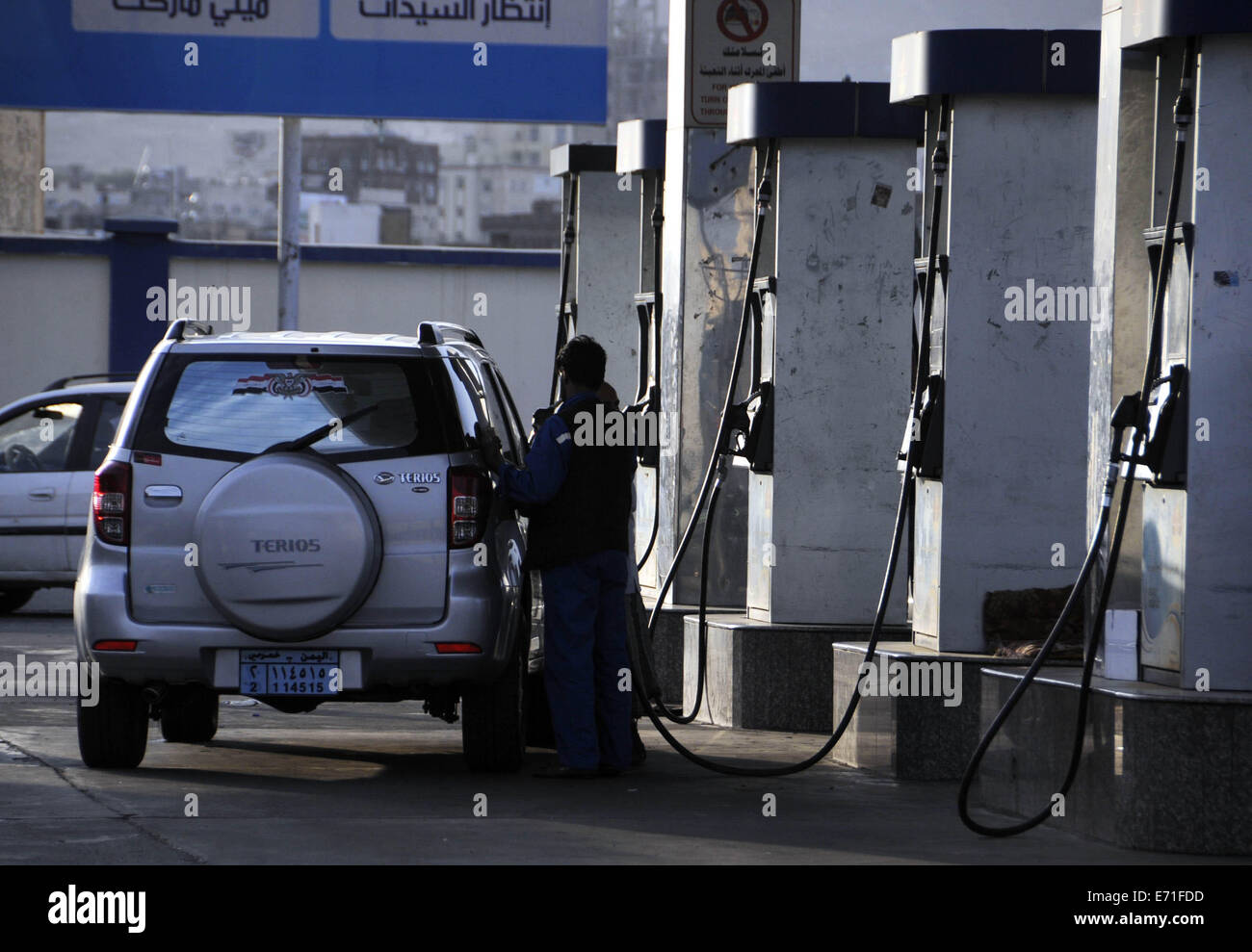 Sanaa, Yemen. 3 Sep, 2014. Un driver yemenita refuels la sua auto in una stazione di benzina in Sanaa, Yemen, sul Sett. 3, 2014. Il governemnt yemenita ha deciso di ridurre i prezzi del carburante da 25 yemenita riyals (0,12 dollari USA) per litro per placare le proteste di massa che sono stati attivati da un forte aumento dei prezzi del carburante alla fine di luglio. © Mohammed Mohammed/Xinhua/Alamy Live News Foto Stock