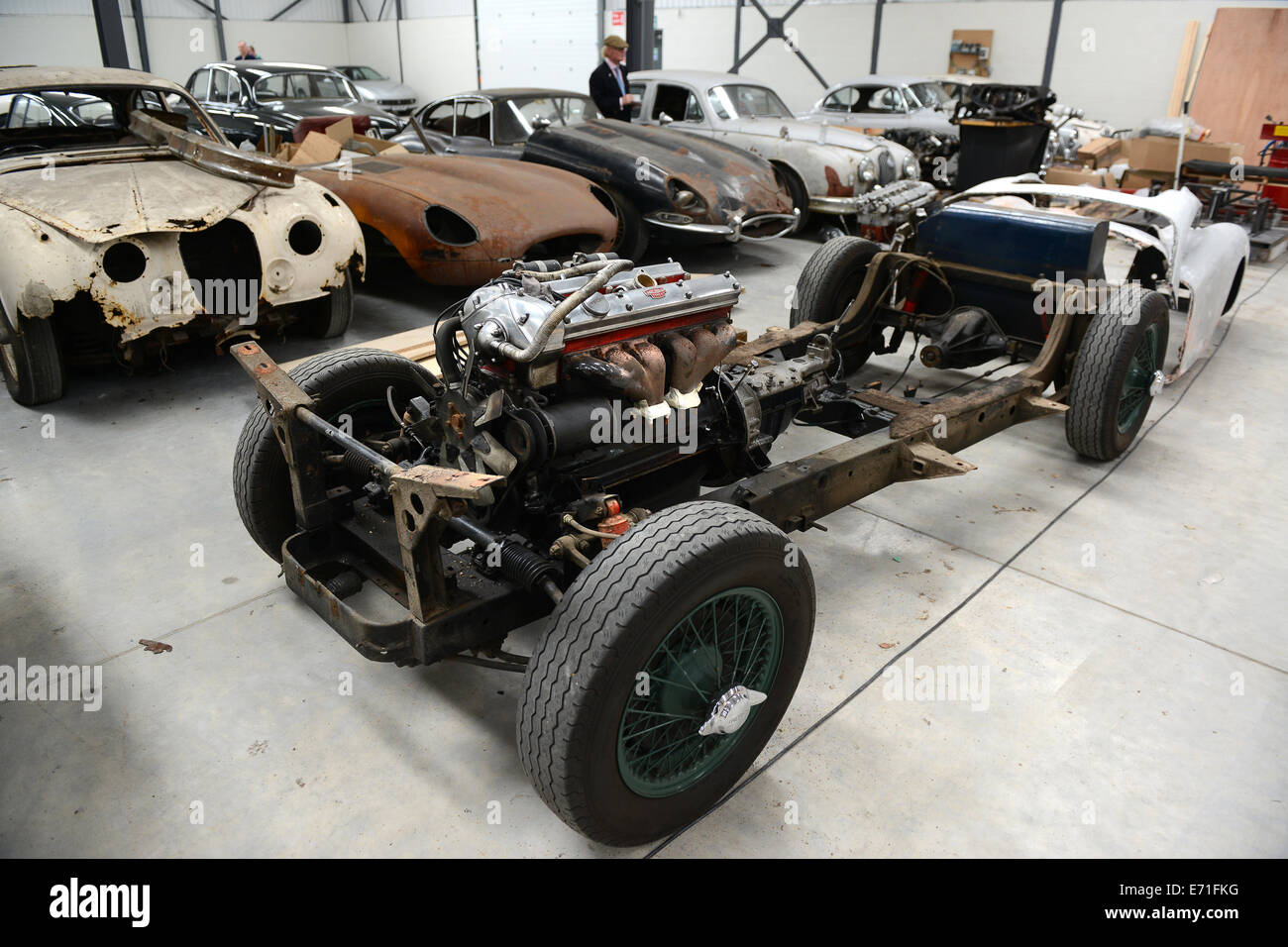 Vecchia auto d'epoca Jaguar auto in attesa di essere ripristinato al Classic Motor Cars Uk Foto Stock