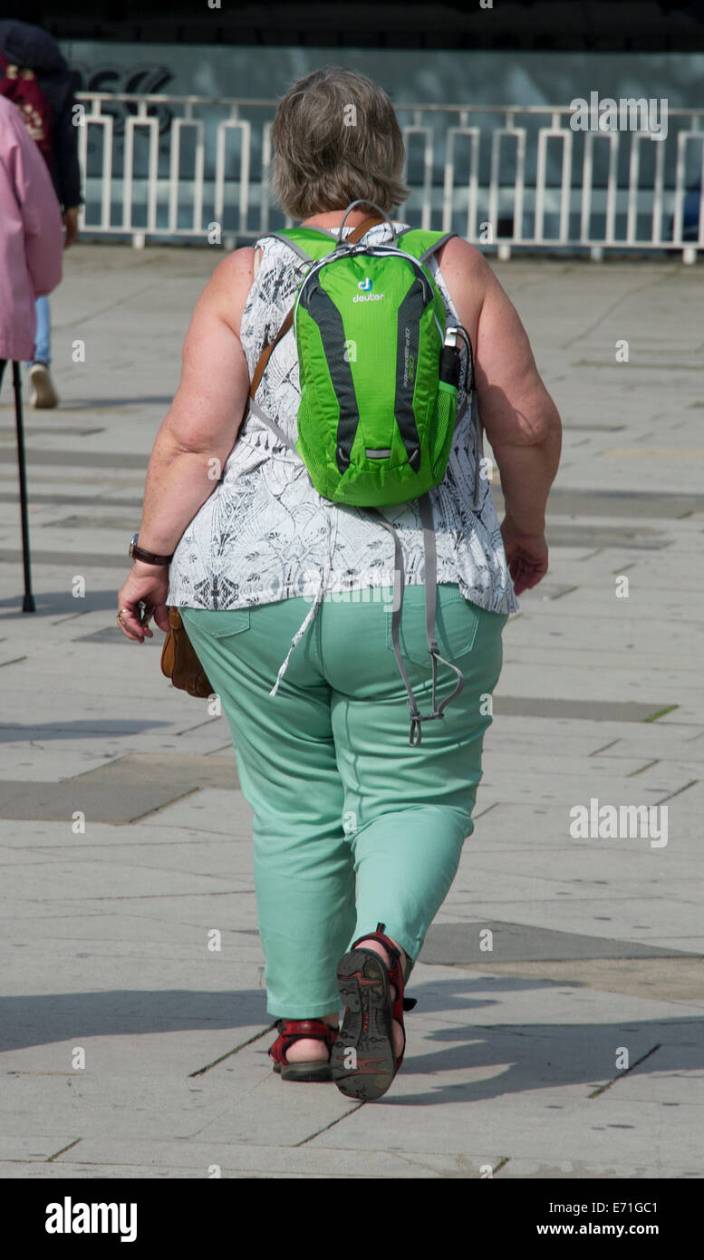 Una donna obesa fotografata dalla parte posteriore, Londra Foto Stock