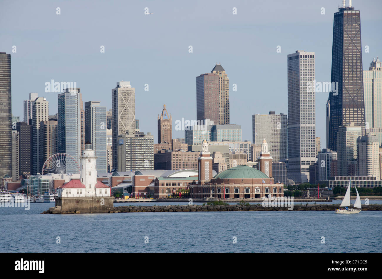 Stati Uniti d'America, Illinois, Chicago, il lago Michigan vista del Chicago skyline della citta'. Il Navy Pier e lo storico porto di Chicago Faro. Foto Stock