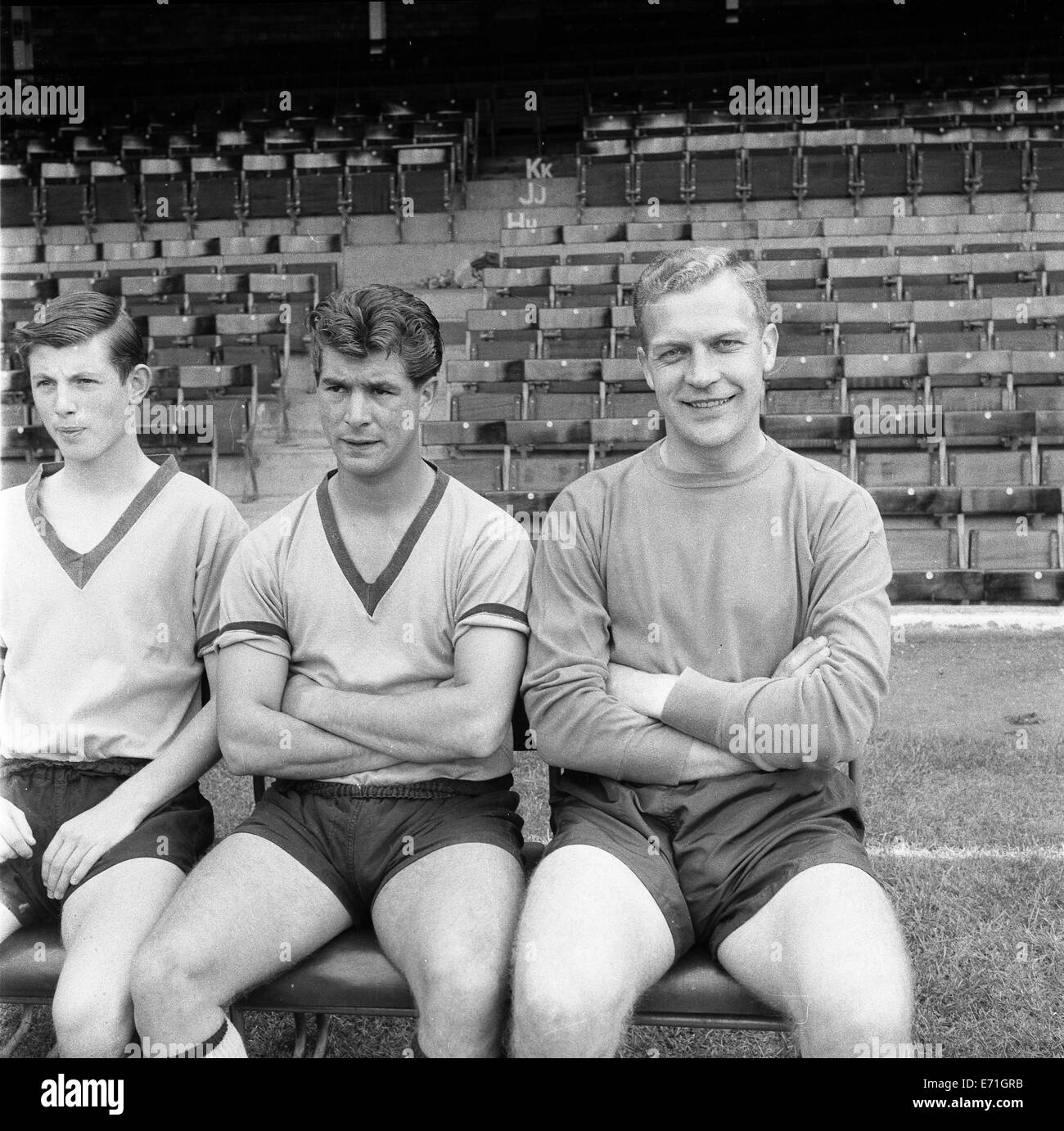 Des Horne (centro) e Malcolm Finlayson (destra) Wolverhampton Wanderers calciatore 1960 Foto Stock