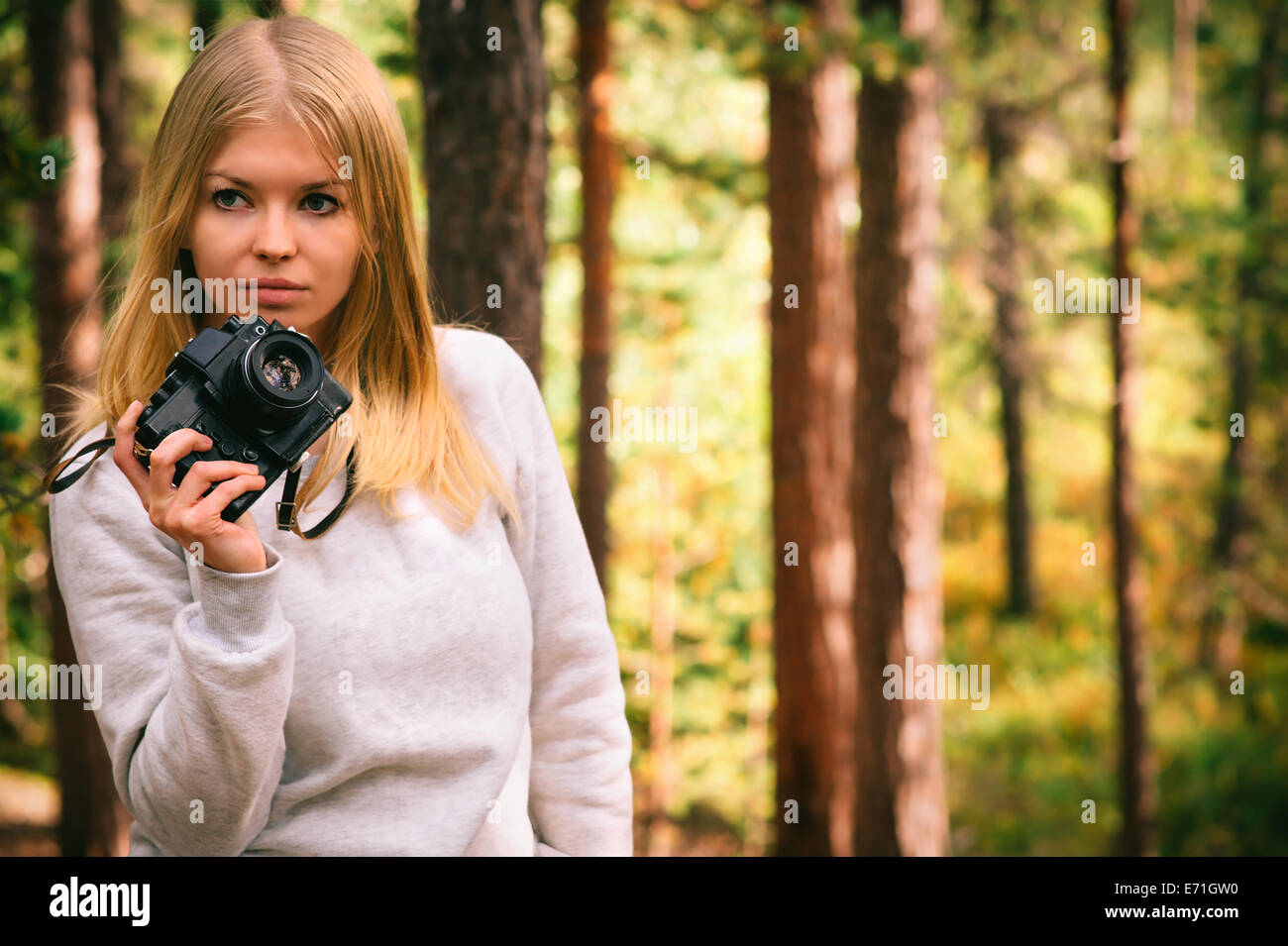 Giovane donna con retro fotocamera tanga Outdoor Lifestyle natura foresta sullo sfondo Foto Stock