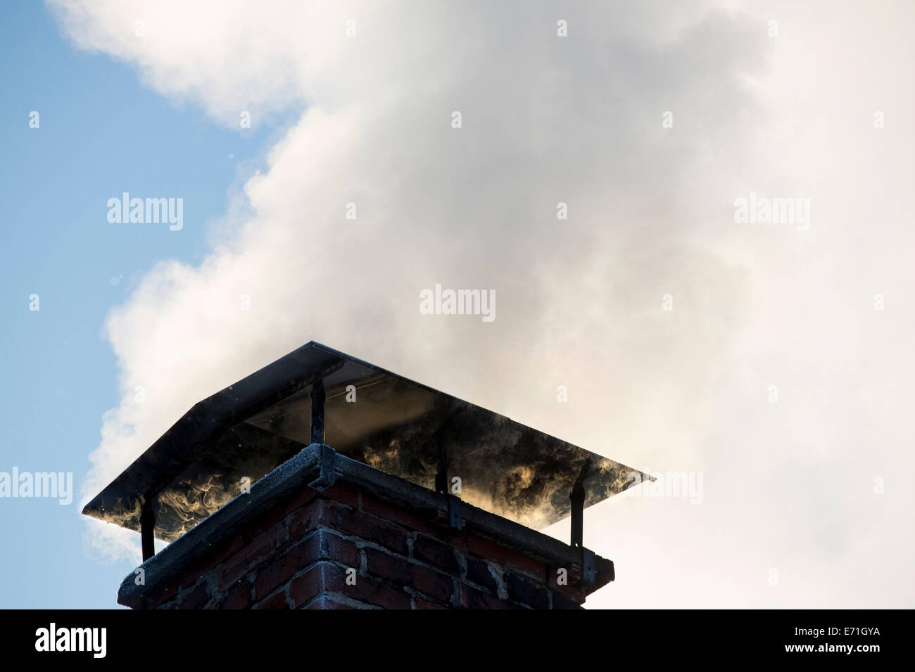 Il fumo proveniente da fumaiolo , riscaldamento della casa in inverno Foto Stock