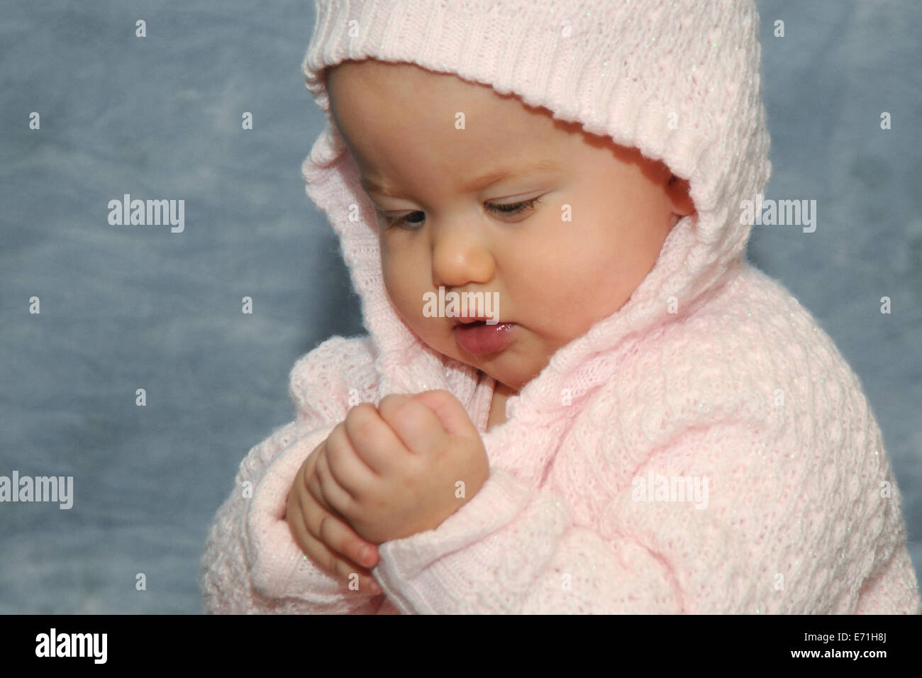 9 mese fa bambina scopre le sue dita Foto Stock