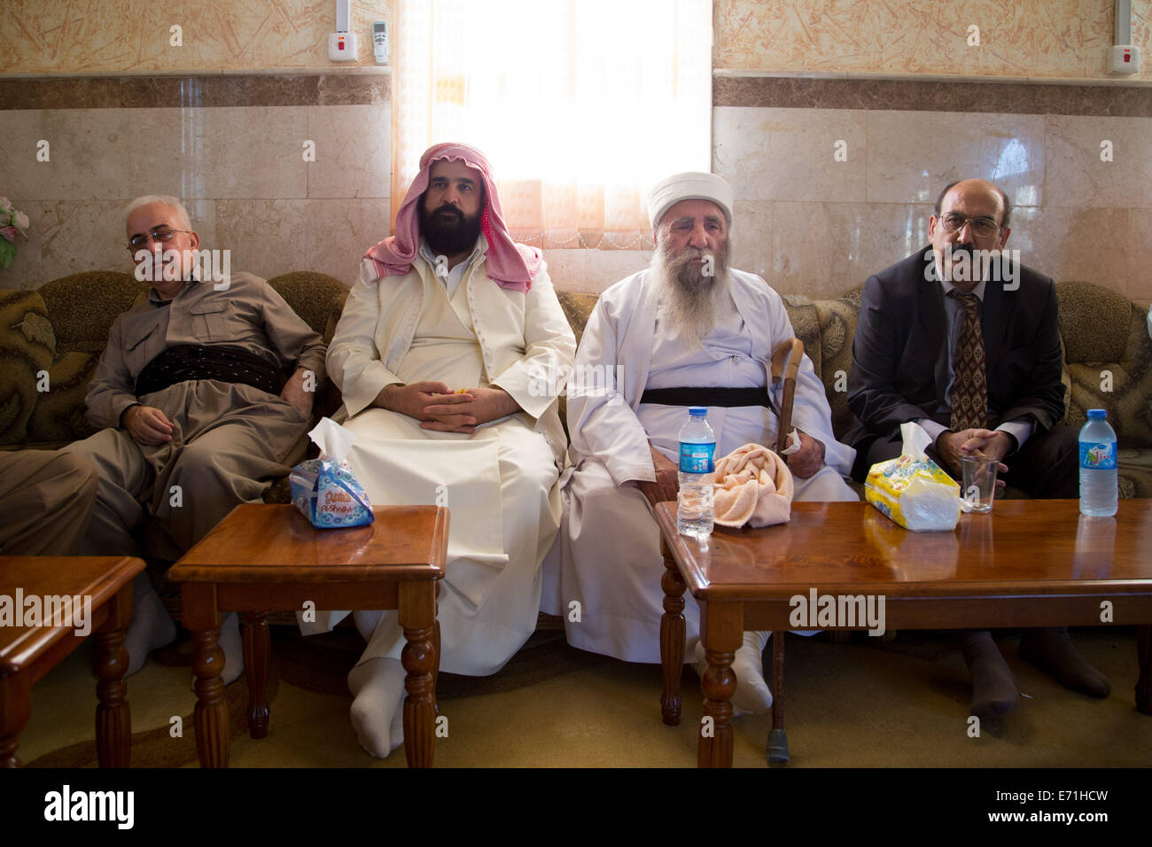 Lalish, Iraq. Il 29 agosto, 2014. Chierico Baba Sheikh (terzo da sinistra), spitiual leader della Yazedis, risponde con i religiosi che i membri del comitato e Peshmerga in Lalish, Iraq, il centro spirituale del Yazedi e la tomba dello sceicco Adi. © David Honl/ZUMA filo/Alamy Live News Foto Stock