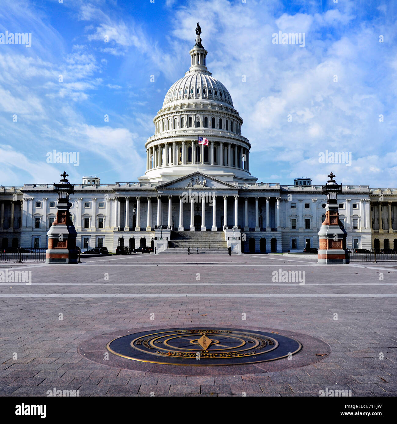 United State Capitol Building per il Congresso con la bandiera americana che fluisce nella brezza e colonne in background Foto Stock