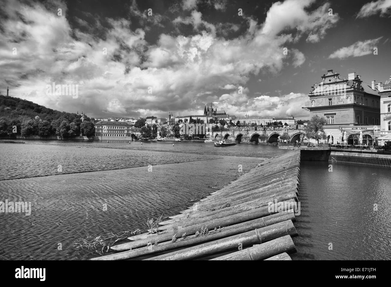 Praga-MARZO 25,2013:vista da isola Strelecky sul Novotny passerella accanto al Ponte di Carlo a Praga. Foto Stock