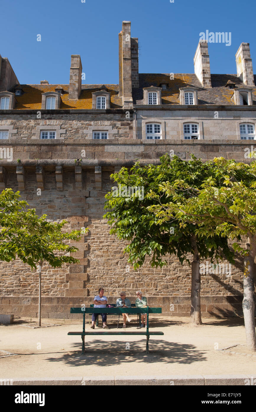 Le antiche mura della città, st malo, Bretagna Francia Foto Stock
