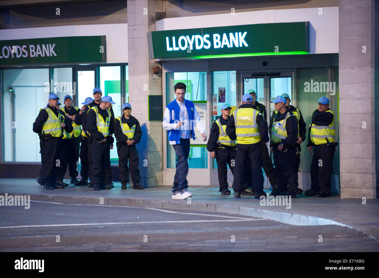 Cardiff, Regno Unito. Il 3 settembre 2014. La polizia e gli operai attendono gli ordini di chiusura per chiudere l'accesso al Castello di Cardiff e il centro della città alla vigilia del vertice della NATO mentre in tutto il mondo i sostenitori della pace preparare piani di imponenti manifestazioni di protesta davanti a domani vertice NATO al Celtic Manor venue che sarà assistito da 150 capi di Stato e di ministri. Più di dodici miglia di nove piedi-high "l'anello di acciaio' recinzione è in luogo presso i siti principali e più di 9.000 agenti di polizia tratte da tutte 43 le forze di polizia in Inghilterra e Galles. Credito: Graham M. Lawrence/Alamy Live News. Foto Stock