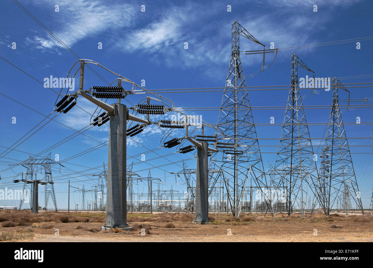 Una sottostazione è una parte di una generazione elettrica, di trasmissione e di distribuzione. Foto Stock