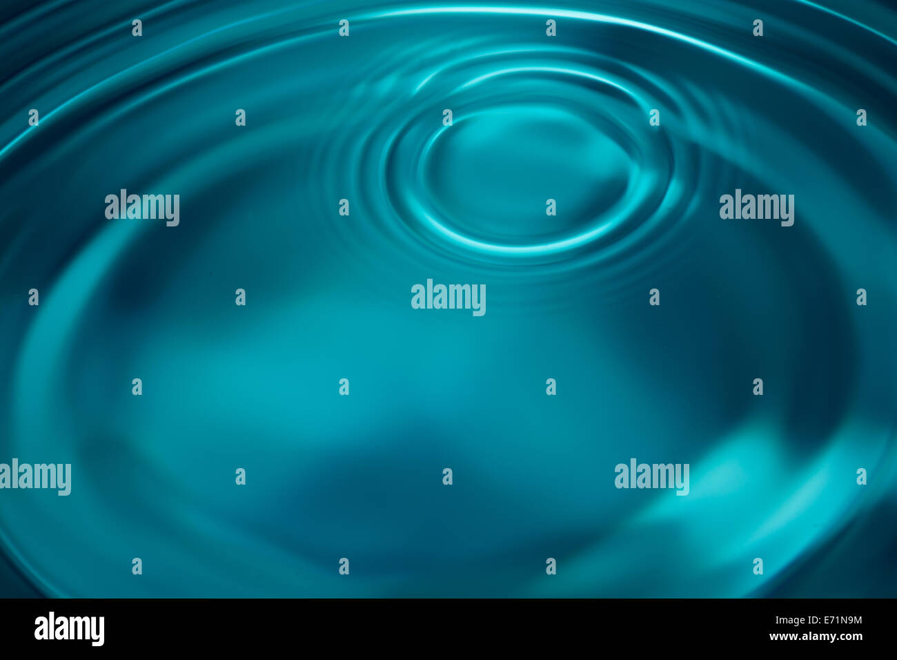 Goccia di acqua sulla superficie calma Foto Stock