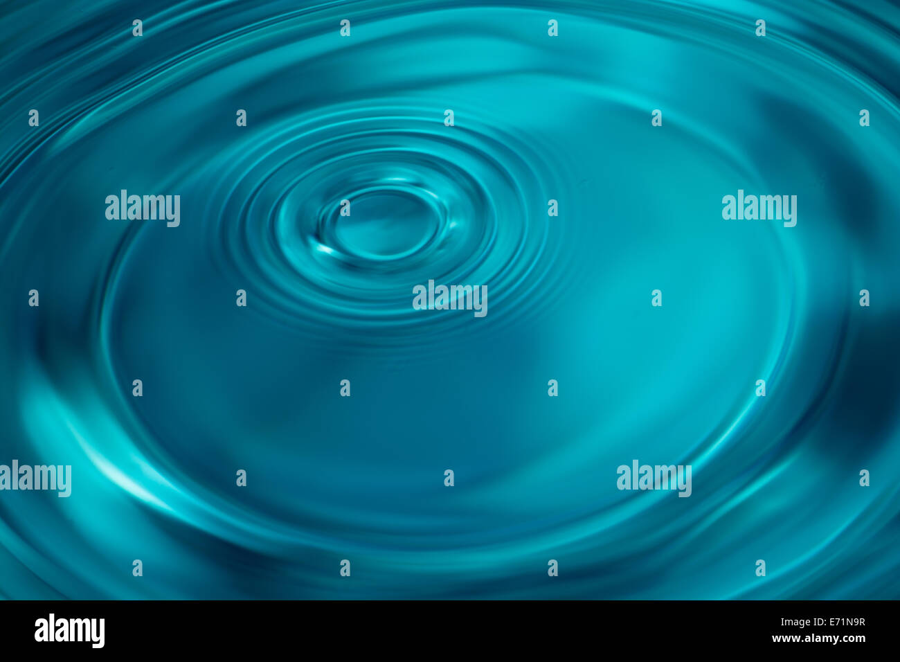 Goccia di acqua sulla superficie calma Foto Stock