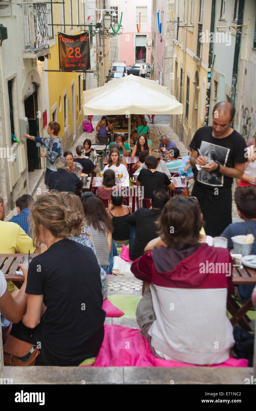 Ristoranti nelle strade del Bairro Alto, Lisbona, Portogallo Foto Stock
