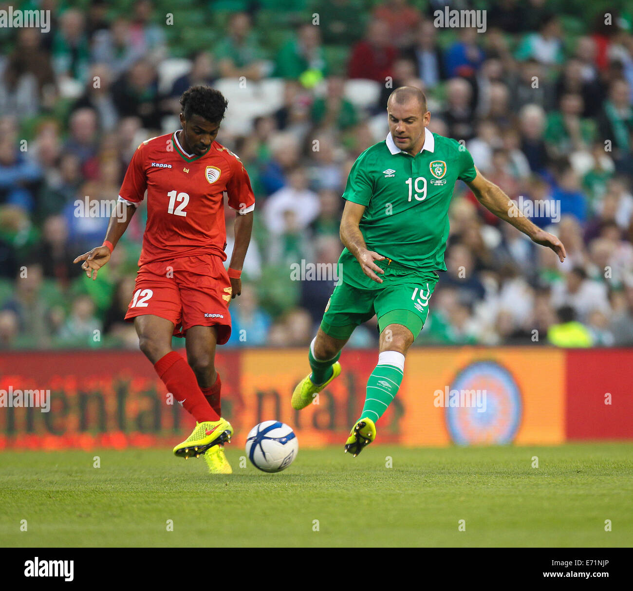 Dublino, Irlanda. 03Sep, 2014. Amichevole internazionale fixture Repubblica di Irlanda versus Oman. Darron Gibson (Irlanda) mantenendo un occhio su Ahmed Al Muhaijri (Oman). L'Irlanda ha vinto la partita dal punteggio di credito 2-0: Azione Plus sport/Alamy Live News Foto Stock