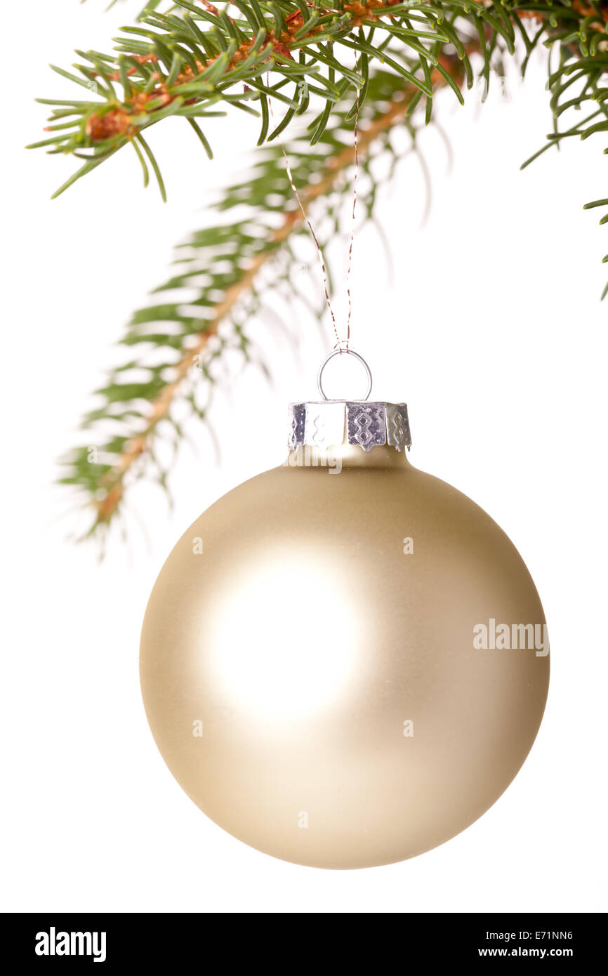 Tradizionale e lucenti palla di Natale appeso ad un ramo di un verde abete, con copia spazio su bianco Foto Stock