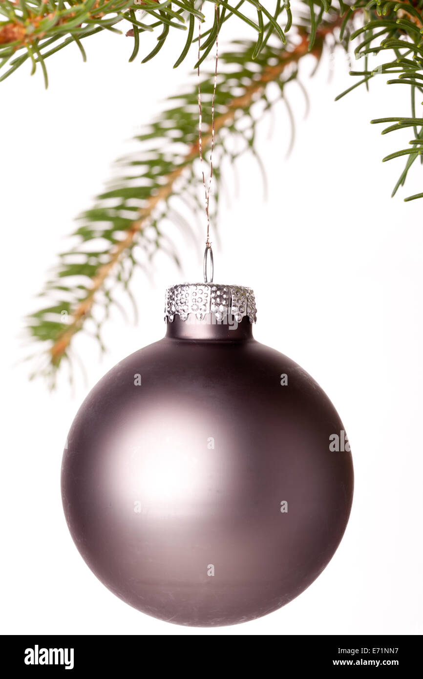 Tradizionale e lucenti palla di Natale appeso ad un ramo di un verde abete, con copia spazio su bianco Foto Stock