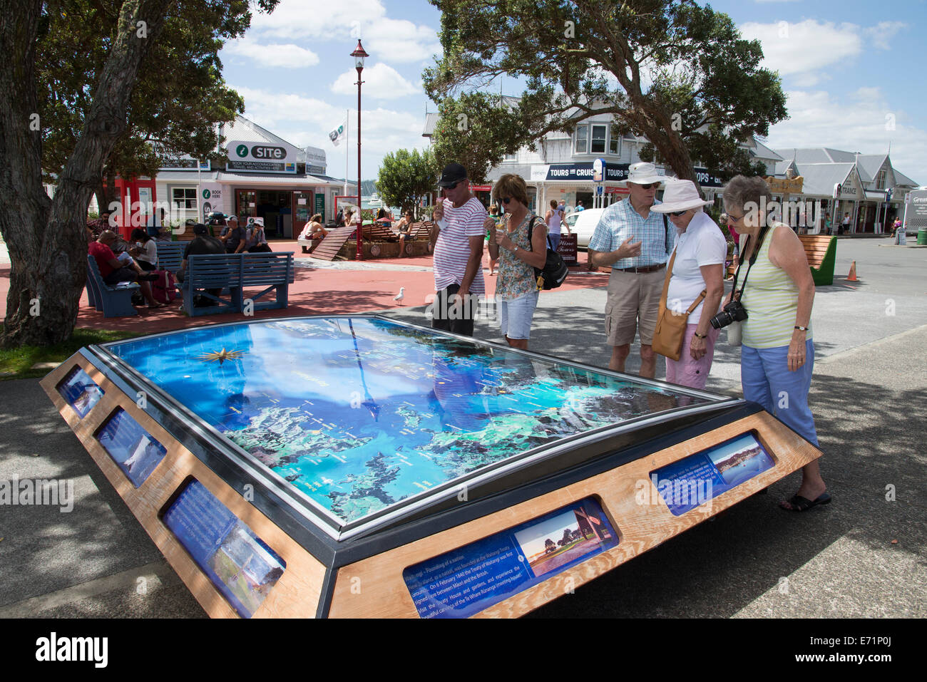 Bay of Islands turismo mappa turisti in cerca in Paihia Isola del nord della Nuova Zelanda Foto Stock