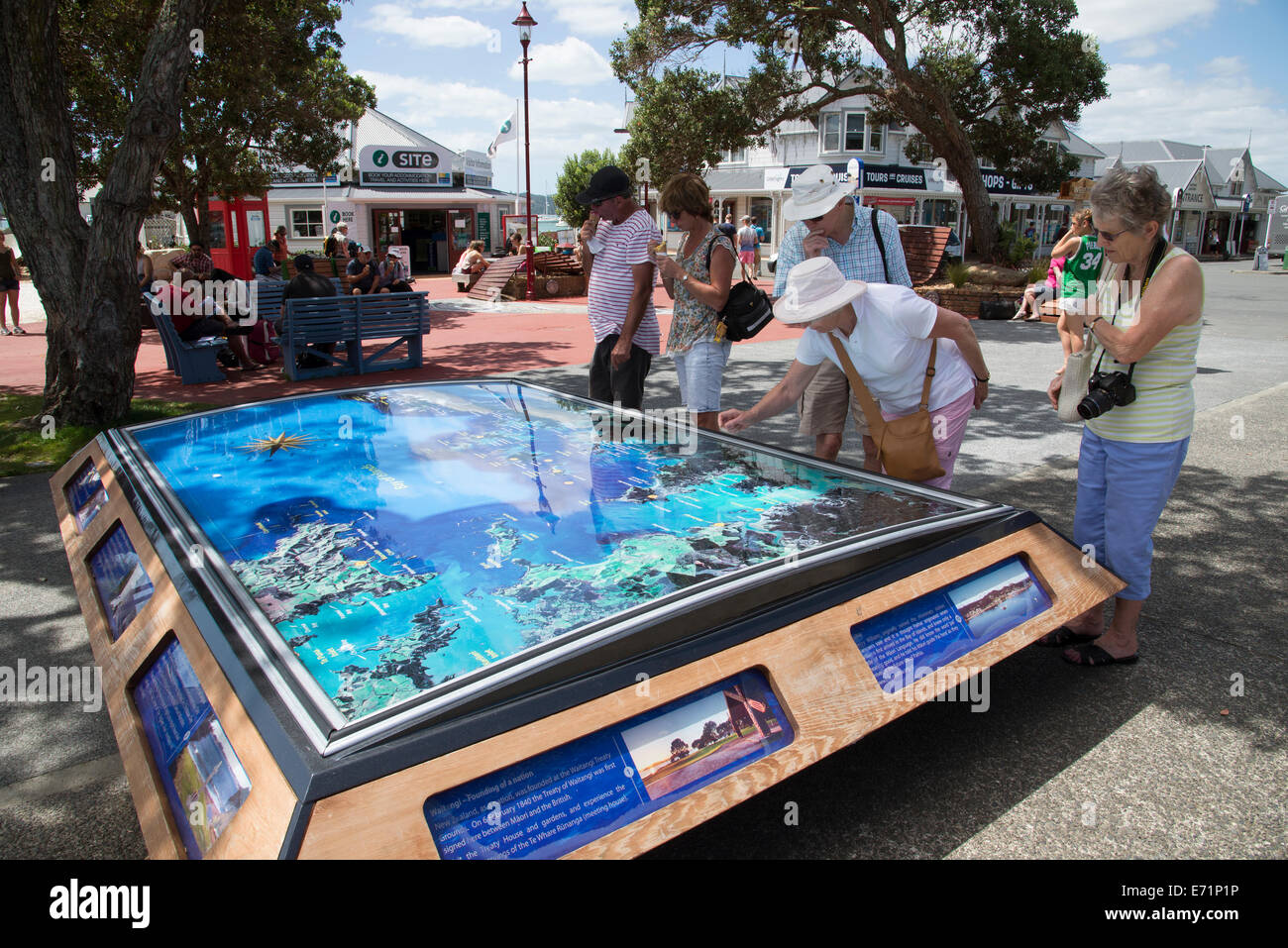 Bay of Islands turismo mappa turisti in cerca in Paihia Isola del nord della Nuova Zelanda Foto Stock