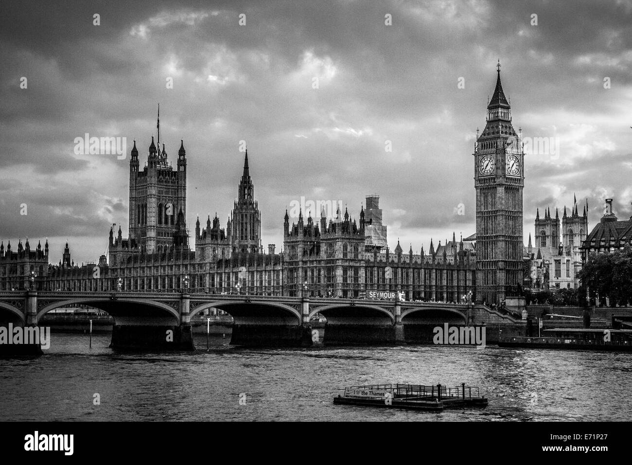 Visualizzazione bianco e nero del Big Ben e il Parlamento sotto le nuvole scure Foto Stock