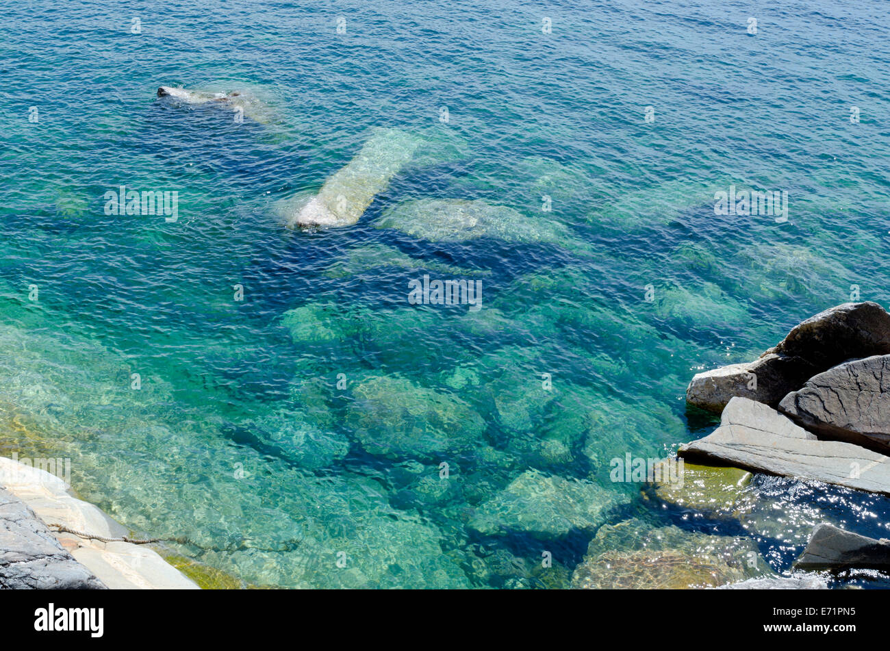 Roccia sotto acqua chiara a riva del lago Superior. Ontario Foto Stock