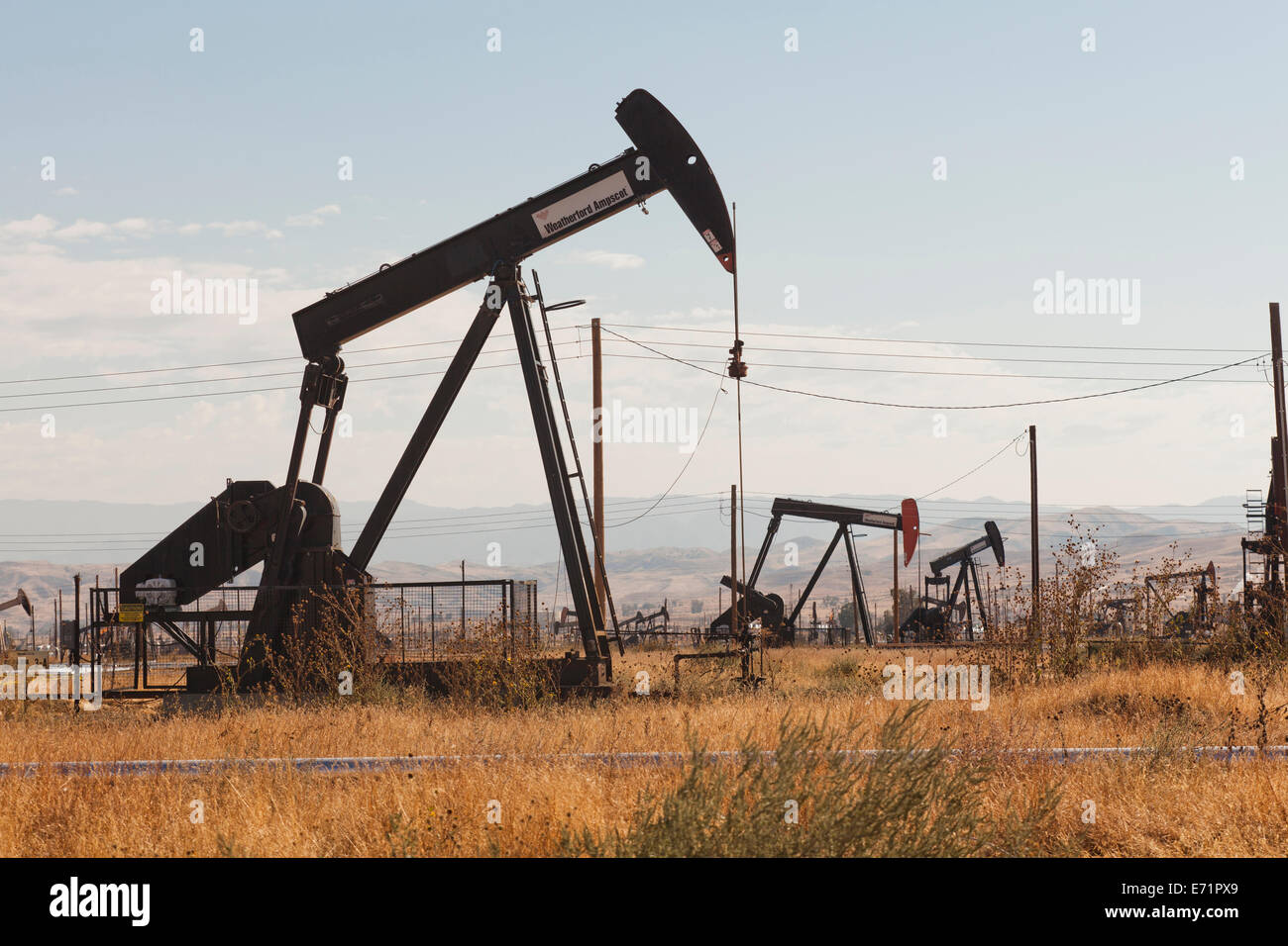 Pumpjacks olio - Kern River campo petrolifero, Coalinga, California USA Foto Stock