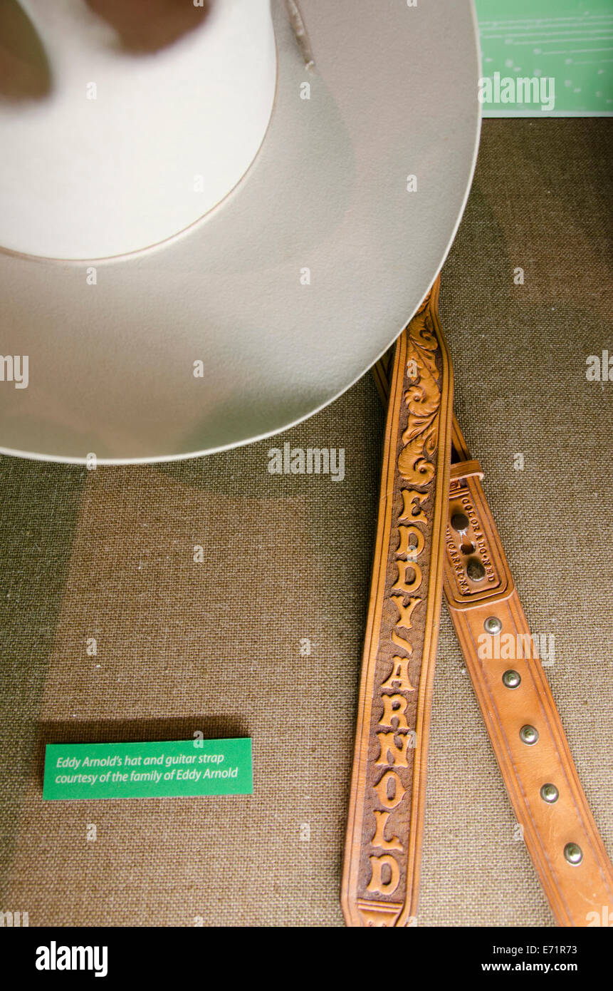 Stati Uniti d'America, Tennessee, Nashville. Auditorium Ryman, prima casa del Grand Old Opry. Eddy Arnold hat e cesellata chitarra in pelle Tracolla. Foto Stock