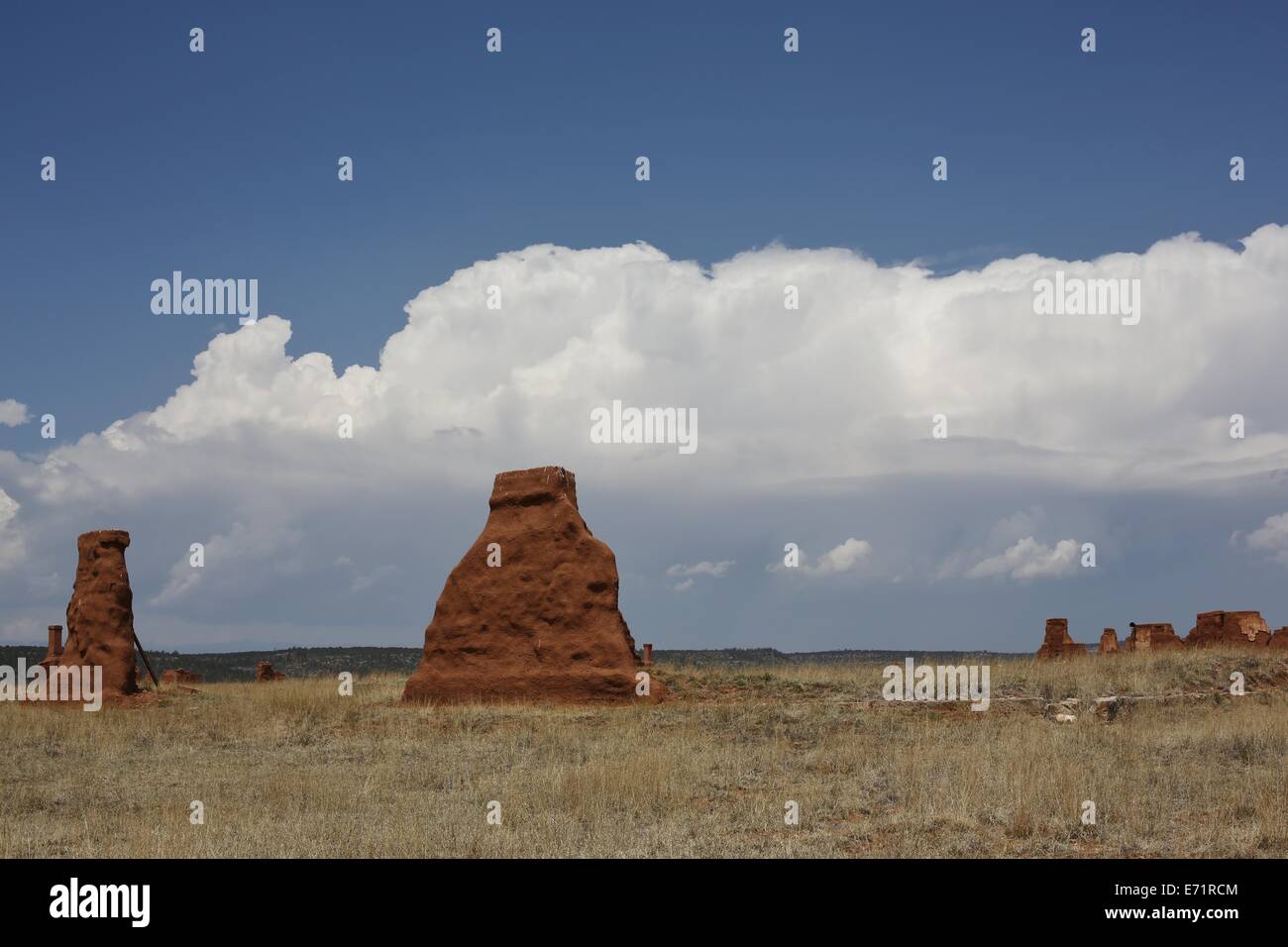 I resti di edifici adobe a Fort Union National Monument in New Mexico. Foto Stock