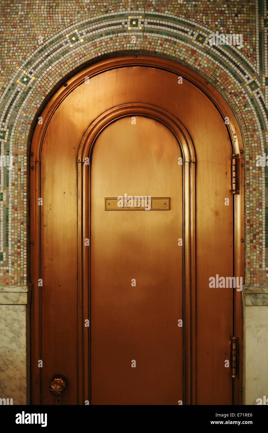 Una porta di rame di uno degli uomini del bagno. Foto Stock