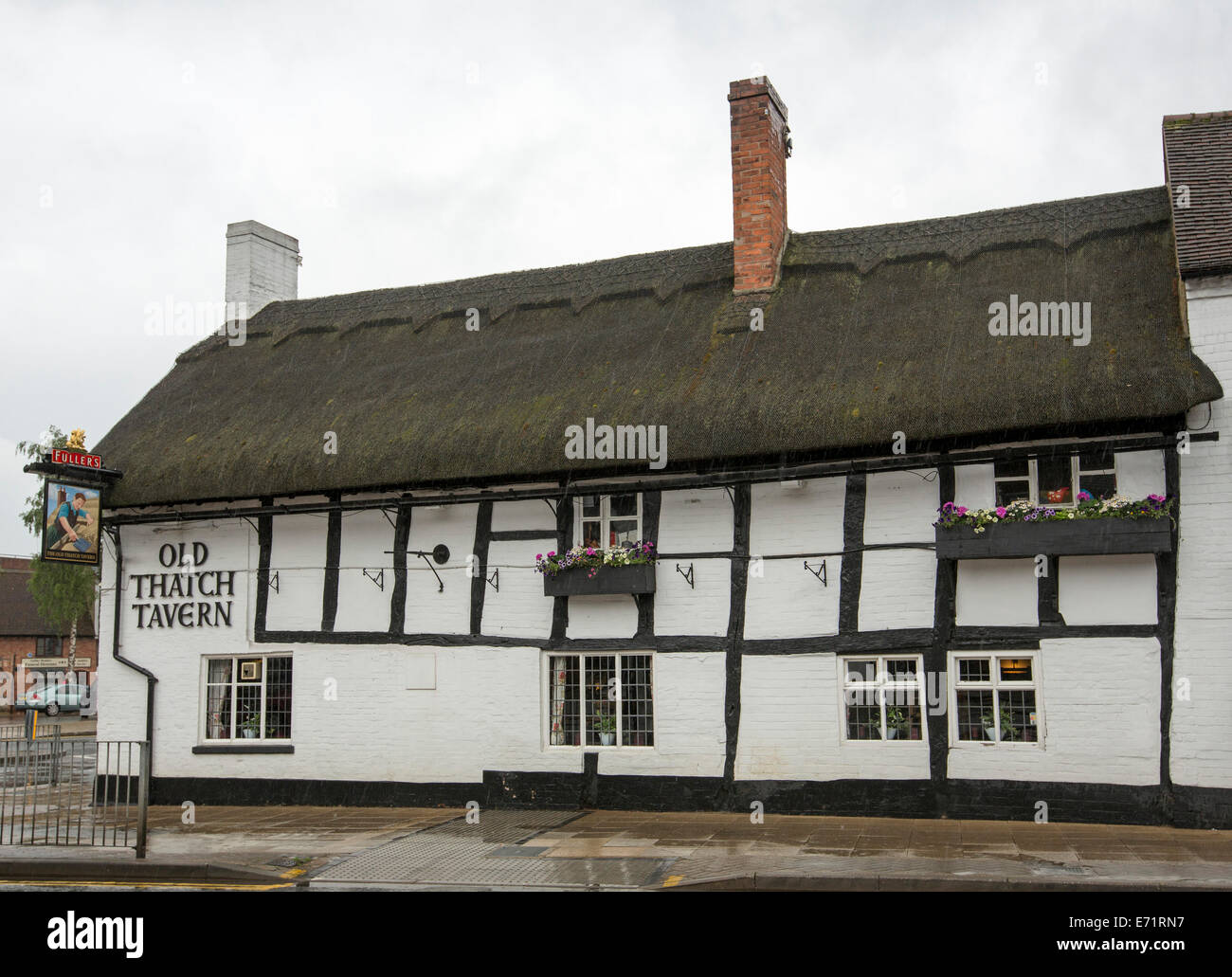 Centro storico del XV secolo taverna inglese / pub, vecchia taverna di paglia, con tetto di paglia in Stratford-su-Avon in un giorno di pioggia Foto Stock